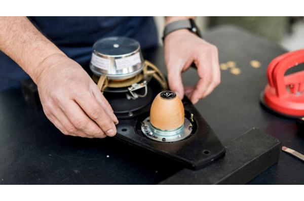 Sonus Faber tung loạt ảnh lắp đặt driver cho loa cột Aida II