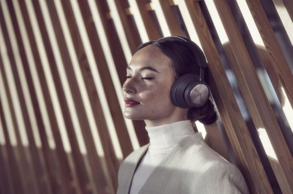 Tai nghe gaming B&O Beoplay Portal PC PS, nâng tốc độ kết nối và thời lượng pin