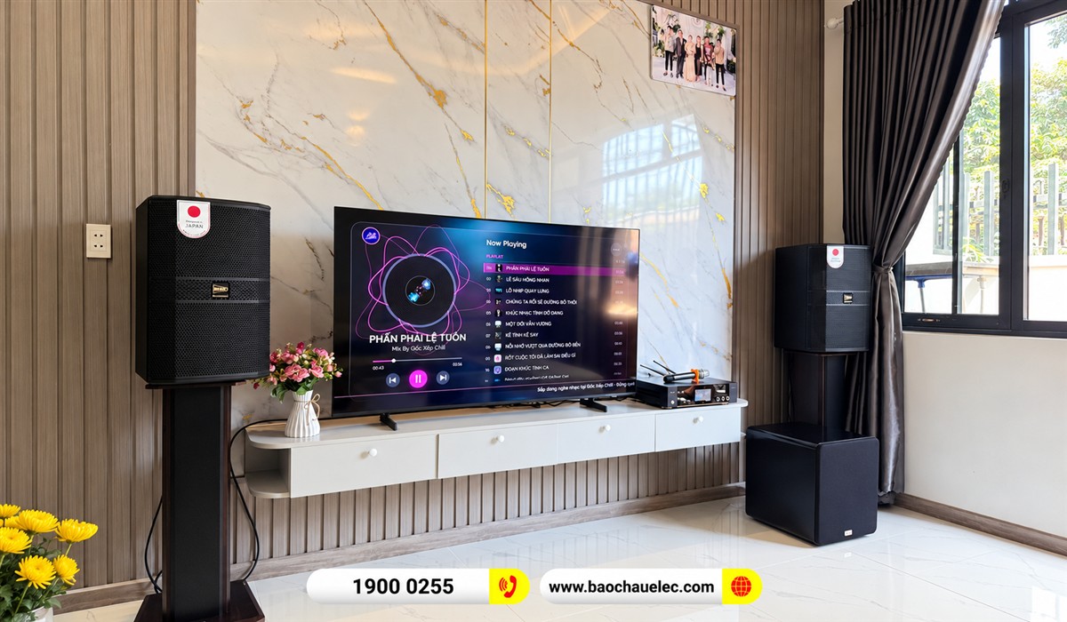 G&oacute;c nghi&ecirc;ng d&agrave;n karaoke BIK v&agrave; kệ tivi trong ph&ograve;ng kh&aacute;ch chị Nga