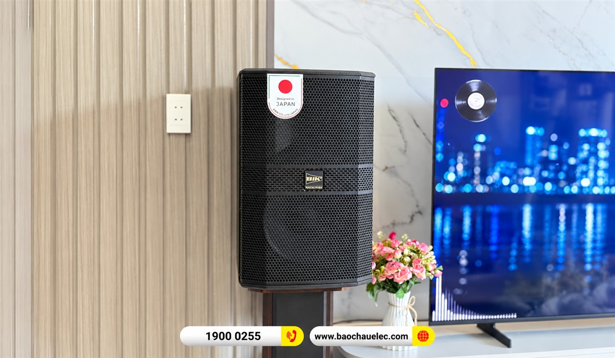 Loa karaoke BIK BBK-S312 đặt tr&ecirc;n ch&acirc;n cạnh tivi nh&agrave; chị Nga