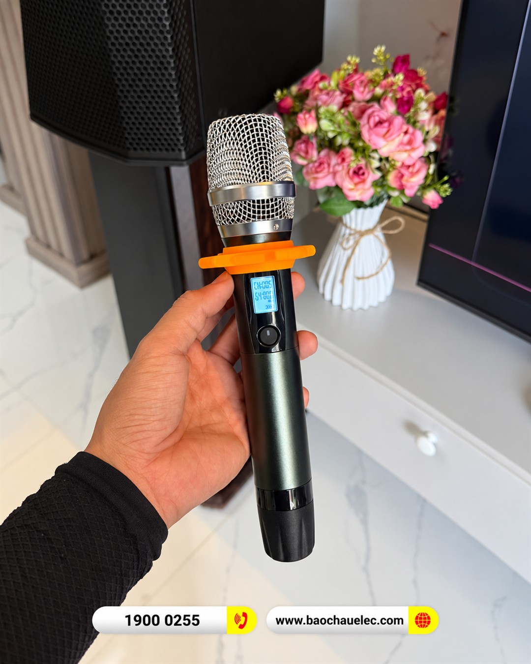 Tay micro kh&ocirc;ng d&acirc;y đi k&egrave;m bộ BKSound DKA 8500 tại c&ocirc;ng tr&igrave;nh chị Nga