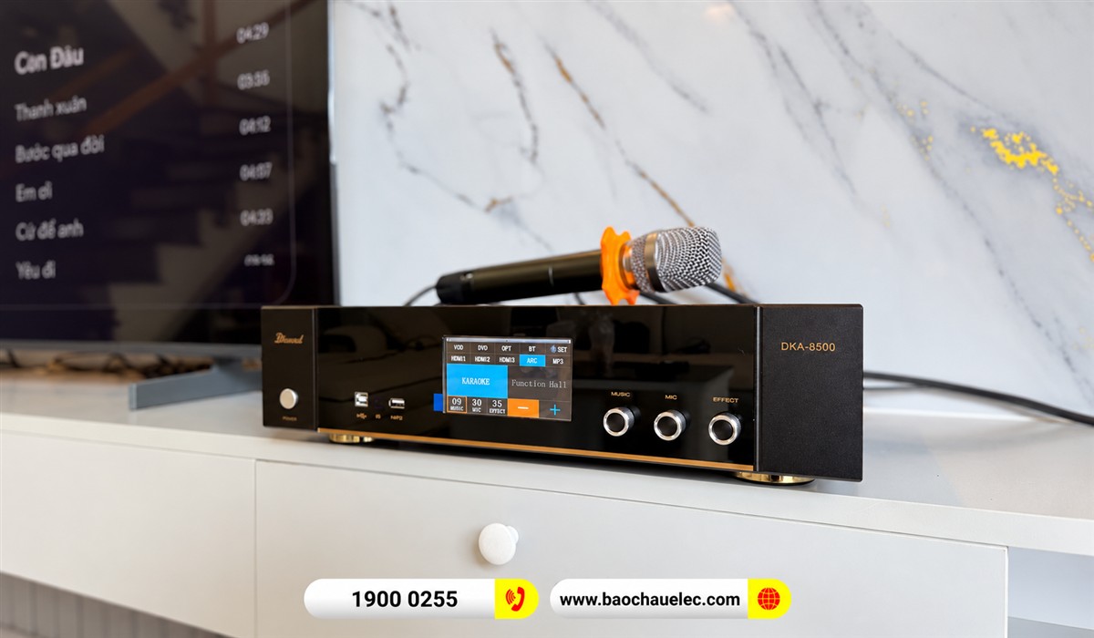 Amply karaoke BKSound DKA 8500 v&agrave; micro đặt tr&ecirc;n kệ tivi