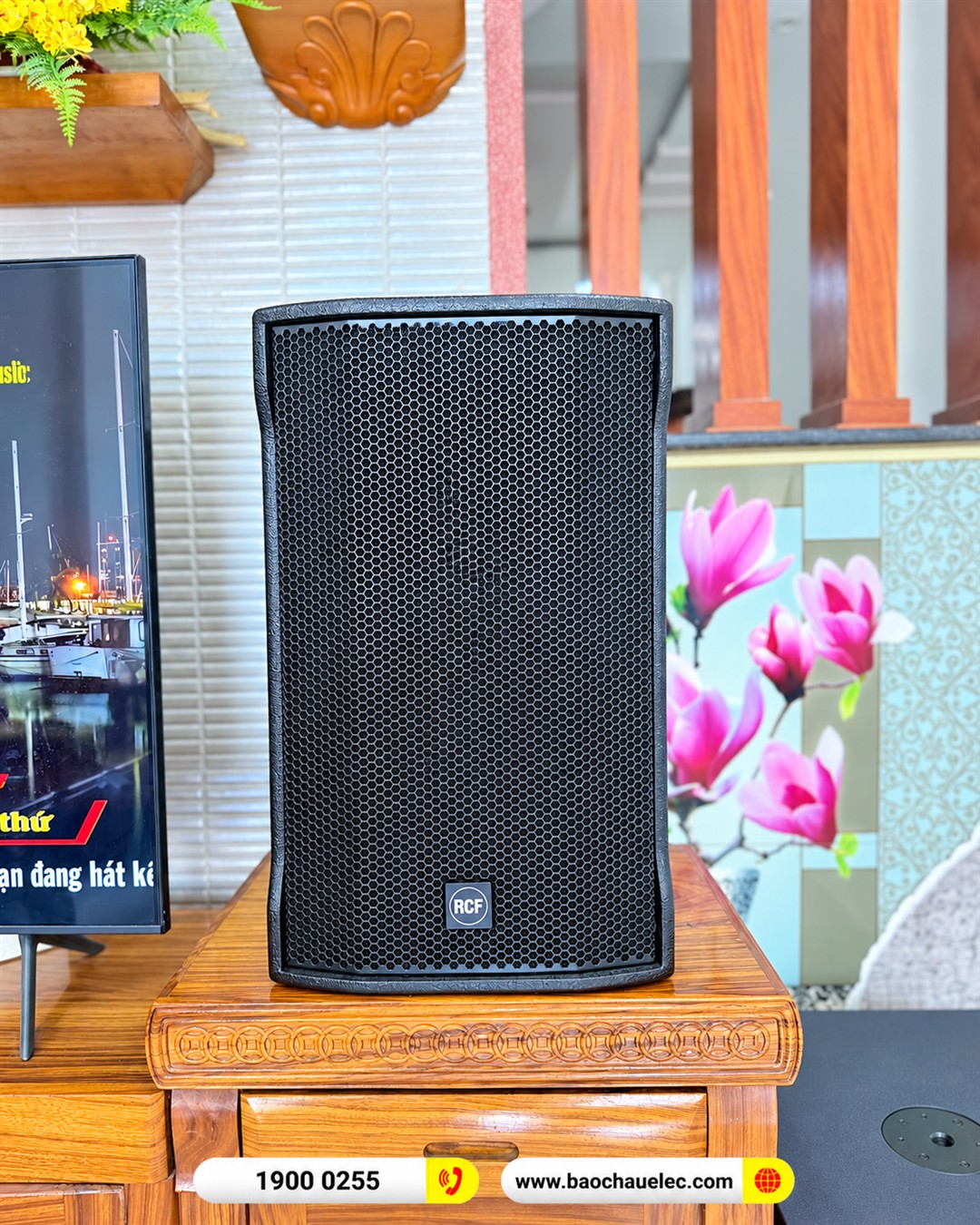 Loa RCF CMAX 4112 b&ecirc;n phải tivi tại nh&agrave; chị Th&ecirc;u