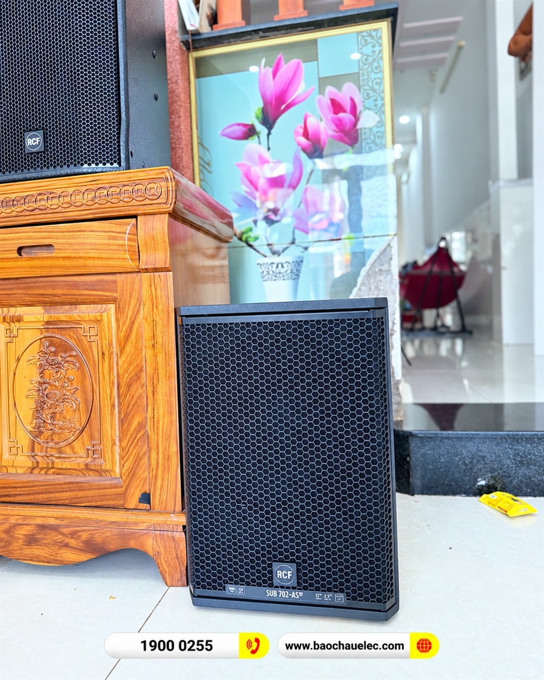 Loa sub điện RCF 702-AS MK3 đặt cạnh kệ gỗ nh&agrave; chị Th&ecirc;u