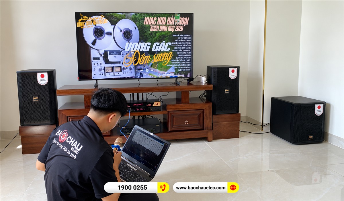 Kỹ thuật vi&ecirc;n căn chỉnh d&agrave;n karaoke bằng m&aacute;y t&iacute;nh tại nh&agrave; chị Thuyền