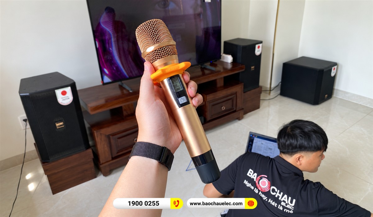Tay micro BIK BJ-U600 m&agrave;u v&agrave;ng tại c&ocirc;ng tr&igrave;nh chị Thuyền
