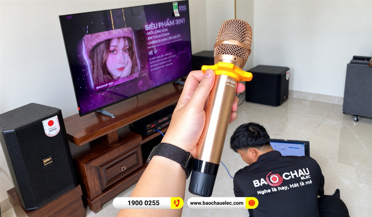 Cận cảnh tay micro kh&ocirc;ng d&acirc;y BIK BJ-U600 khi kiểm tra bộ d&agrave;n