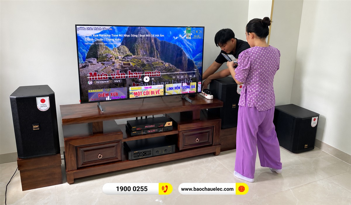Kh&aacute;ch h&agrave;ng v&agrave; kỹ thuật vi&ecirc;n trao đổi cạnh d&agrave;n karaoke BIK