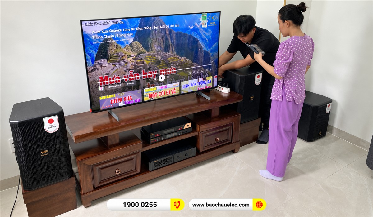 Kỹ thuật vi&ecirc;n hướng dẫn thao t&aacute;c tại kệ thiết bị nh&agrave; chị Thuyền