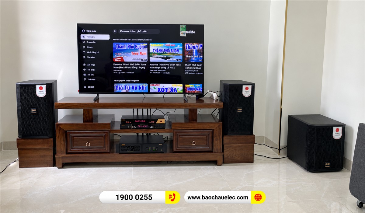 D&agrave;n karaoke BIK bố tr&iacute; gọn trong ph&ograve;ng kh&aacute;ch nh&agrave; chị Thuyền