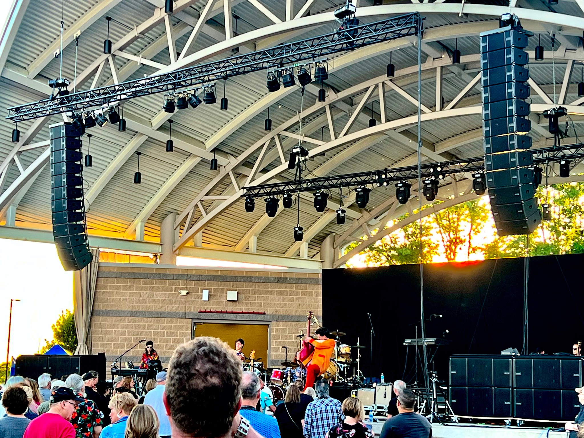 Loa biểu diễn sân khấu là gì? Có những loại nào?