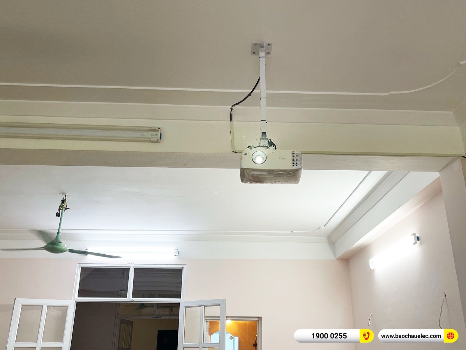 Lắp đặt d&agrave;n &acirc;m thanh, m&aacute;y chiếu gần 39tr cho ph&ograve;ng học tại H&agrave; Nội