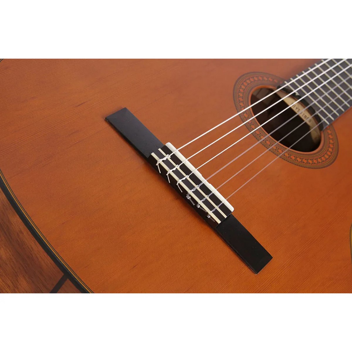 Đàn guitar Yamaha CG122MC