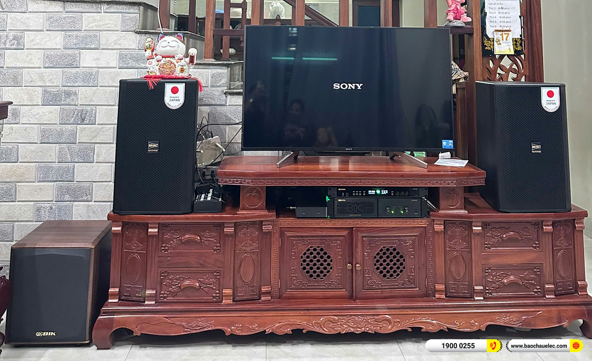 Ảnh tổng thể ngang d&agrave;n karaoke BIK nh&agrave; anh Đức tại H&agrave; Nội với đủ hai loa CS-625, sub b&ecirc;n tr&aacute;i v&agrave; cụm thiết bị dưới tivi
