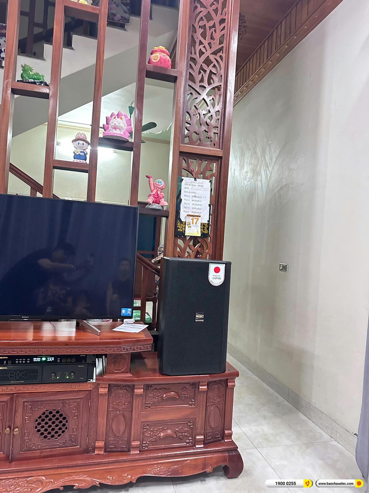 Loa BIK CS-625 b&ecirc;n phải tivi đặt đứng tr&ecirc;n kệ gỗ trong c&ocirc;ng tr&igrave;nh anh Đức tại H&agrave; Nội