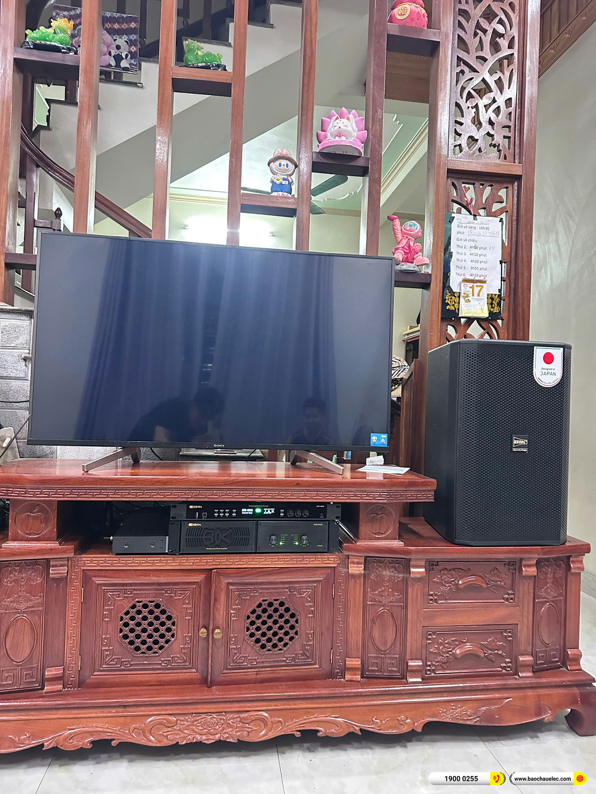Vang số BIK BPR-5800 v&agrave; cục đẩy VM700A bố tr&iacute; trong ngăn kệ dưới tivi, cạnh loa CS-625 b&ecirc;n phải