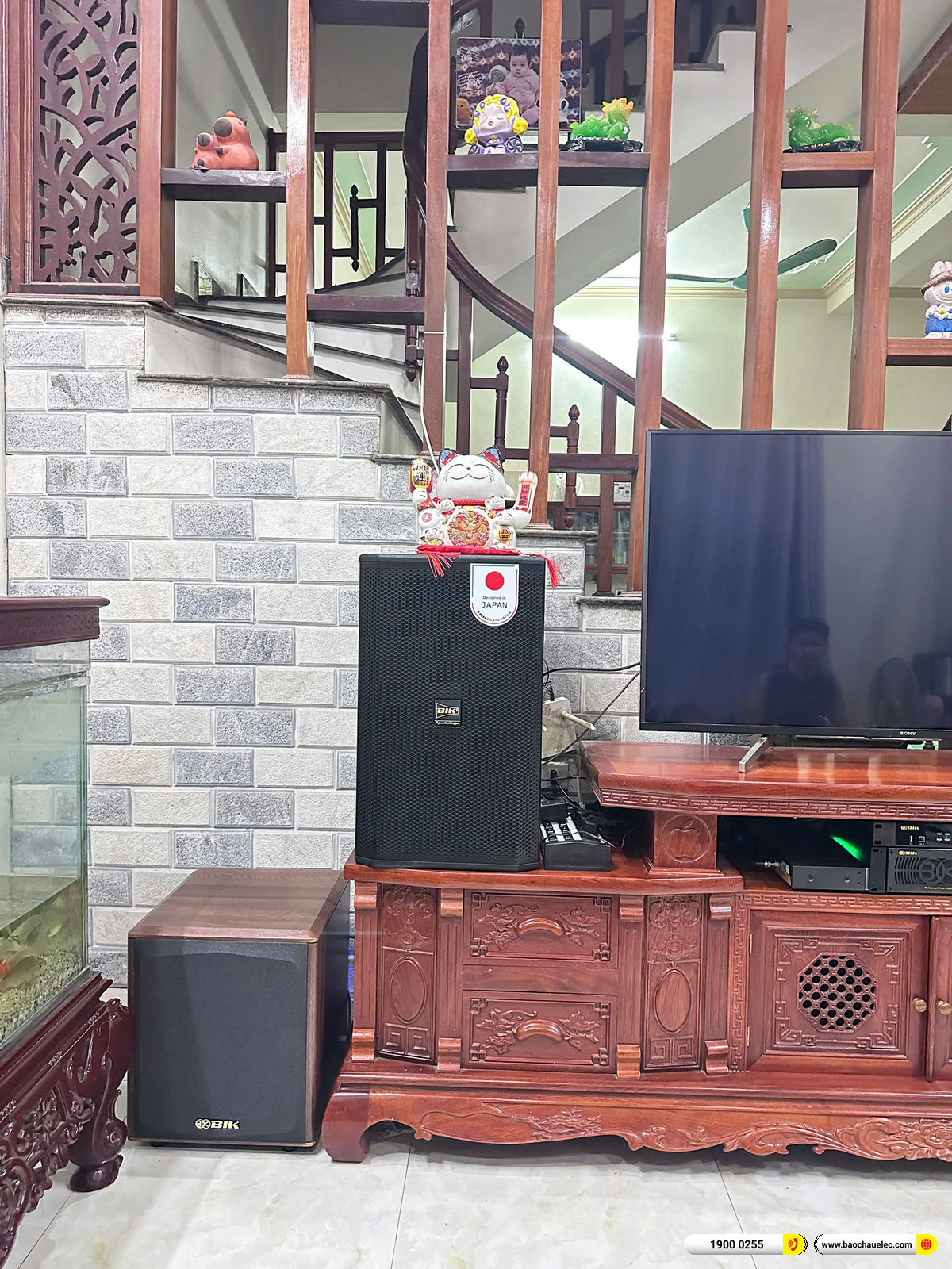 Loa sub điện BIK BH-AW25II đặt tr&ecirc;n s&agrave;n b&ecirc;n tr&aacute;i kệ tivi, cạnh bể c&aacute; v&agrave; ph&iacute;a dưới loa CS-625