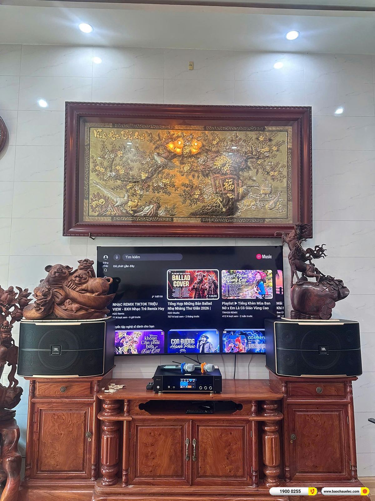 Tổng thể d&agrave;n karaoke tại nh&agrave; anh Hải ở H&agrave; Nội với hai loa JBL Pasion 12 hai b&ecirc;n tivi v&agrave; BKSound DKA 8500 ở giữa kệ