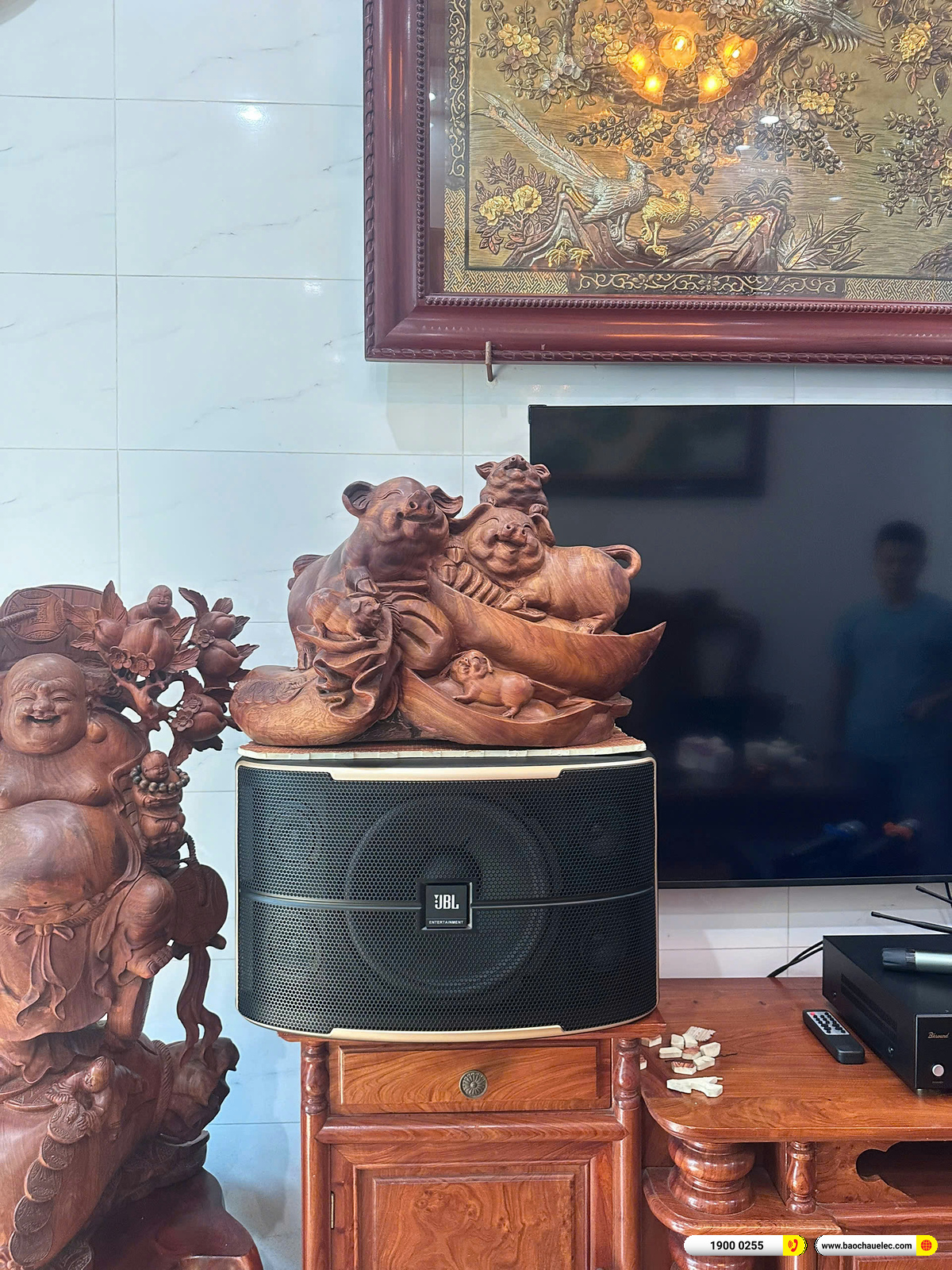 Một trong hai loa JBL Pasion 12 đặt b&ecirc;n tr&aacute;i tivi, tr&ecirc;n ngăn tủ gỗ tại nh&agrave; anh Hải