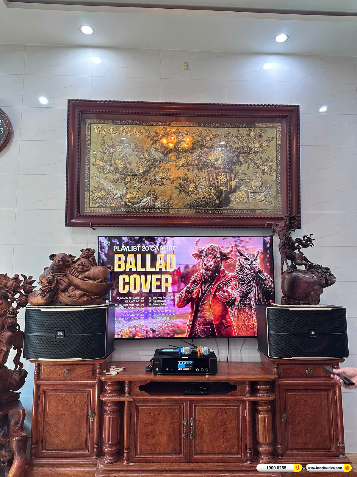 Hai loa JBL Pasion 12 đặt ở hai b&ecirc;n tivi, thể hiện r&otilde; chiếc loa b&ecirc;n phải v&agrave; bộ BKSound DKA 8500 ở giữa