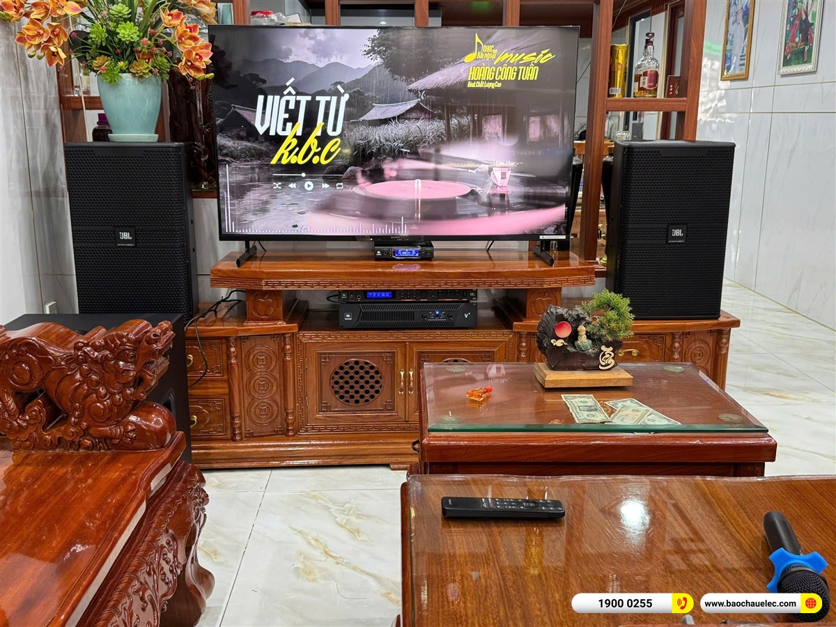 To&agrave;n cảnh d&agrave;n karaoke JBL trong ph&ograve;ng kh&aacute;ch nh&agrave; anh Nam