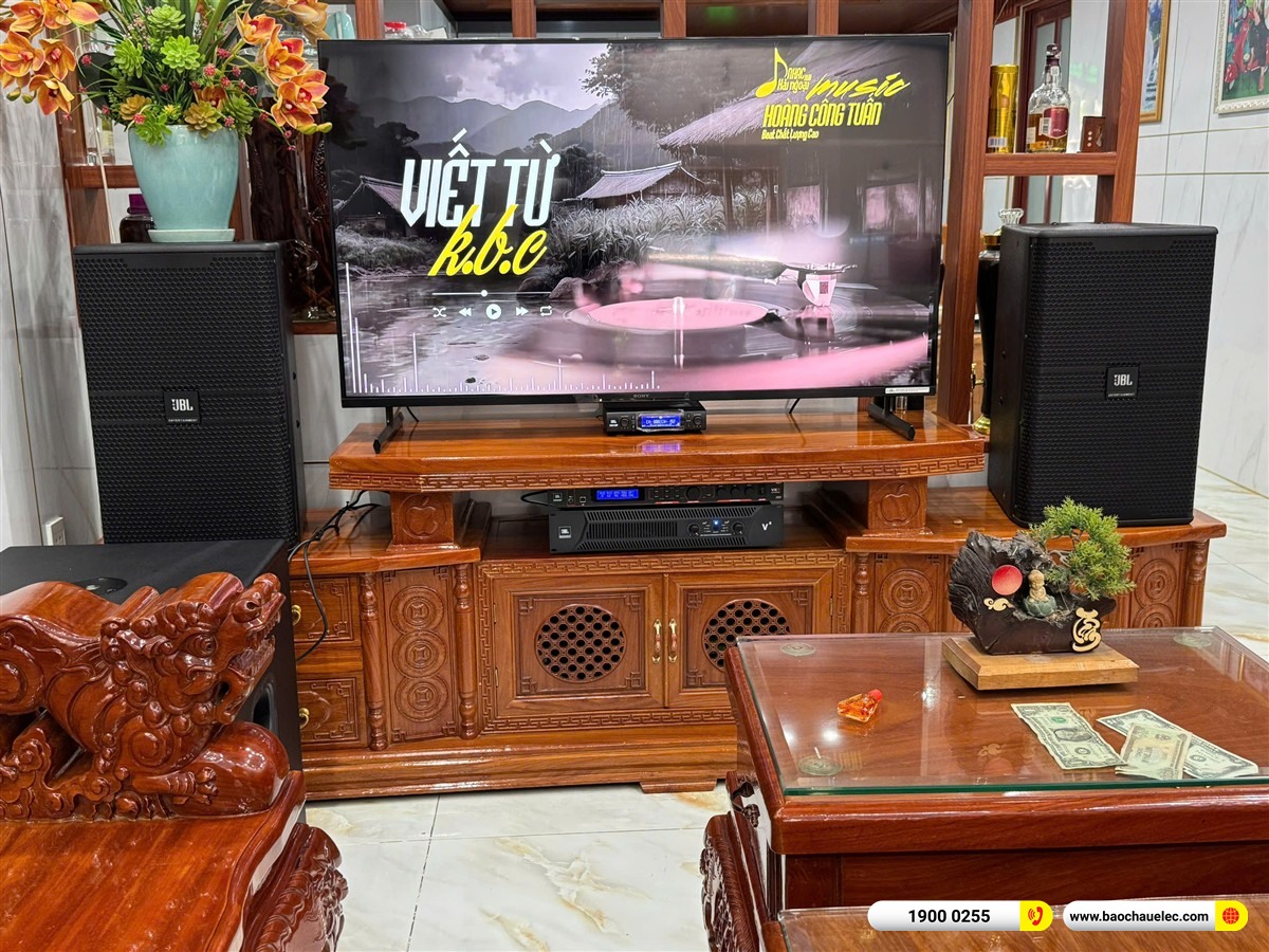 To&agrave;n cảnh bố tr&iacute; loa v&agrave; thiết bị JBL trong ph&ograve;ng kh&aacute;ch anh Nam