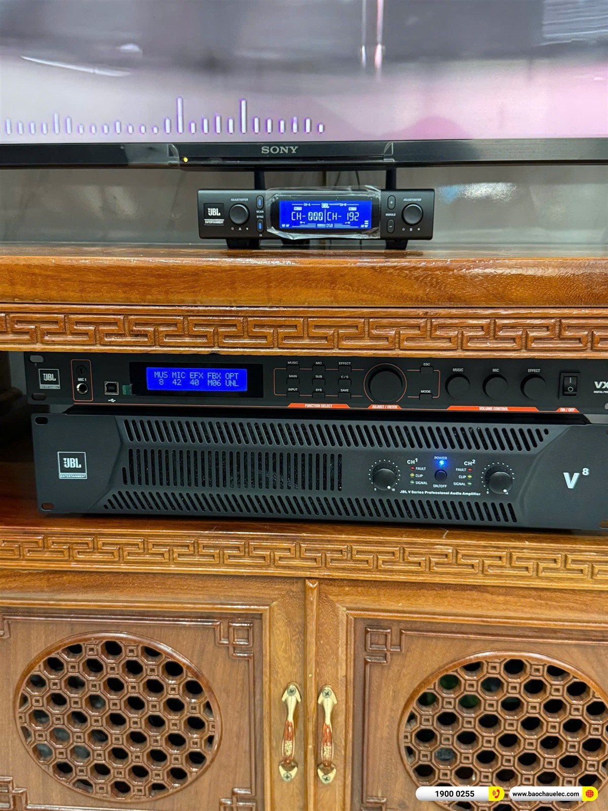Cục đẩy c&ocirc;ng suất JBL V8 trong kệ thiết bị tại nh&agrave; anh Nam