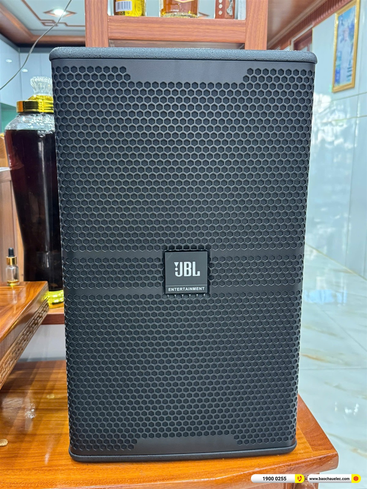Cận cảnh loa karaoke JBL KP4012G2 b&ecirc;n phải kệ tivi