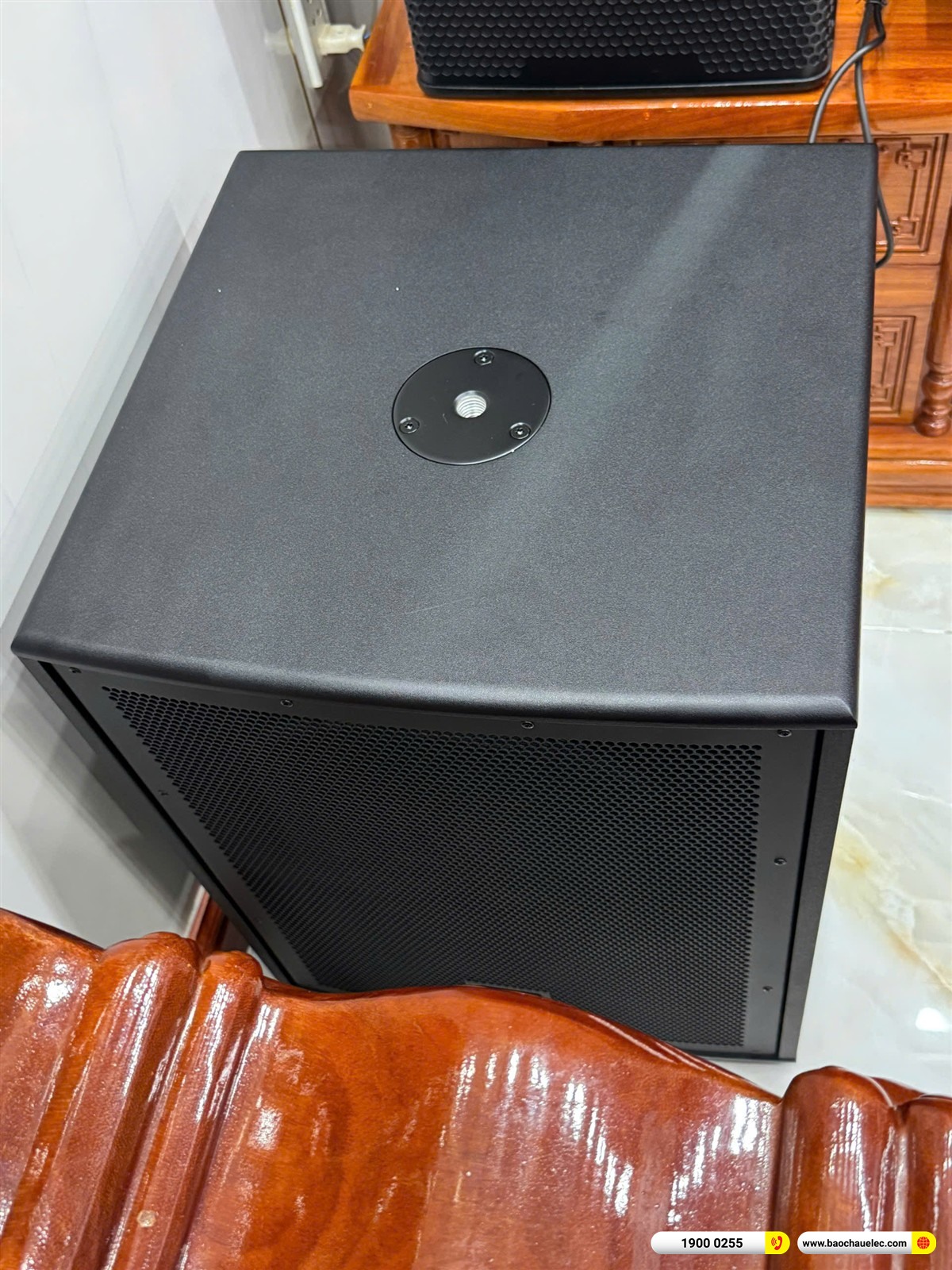 Loa sub điện JBL IRX 115S đặt cạnh kệ tivi