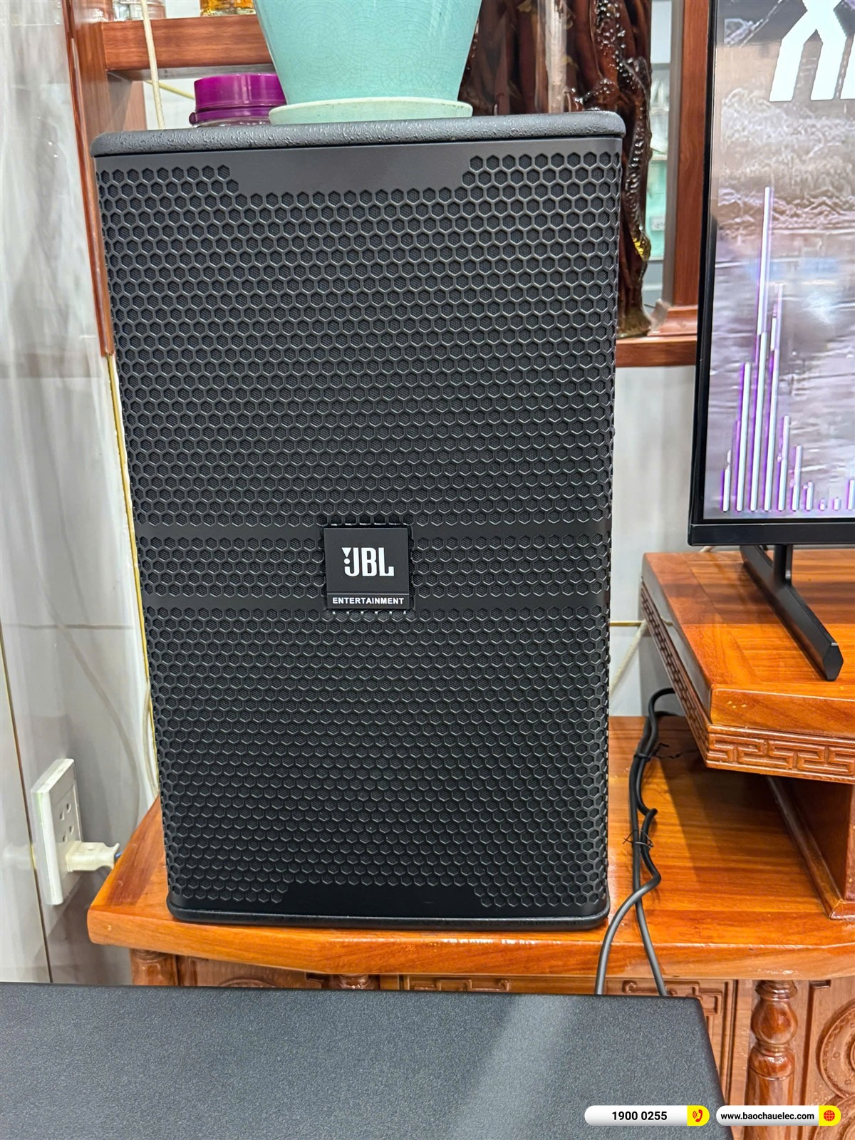 Loa JBL KP4012G2 b&ecirc;n tr&aacute;i tại nh&agrave; anh Nam