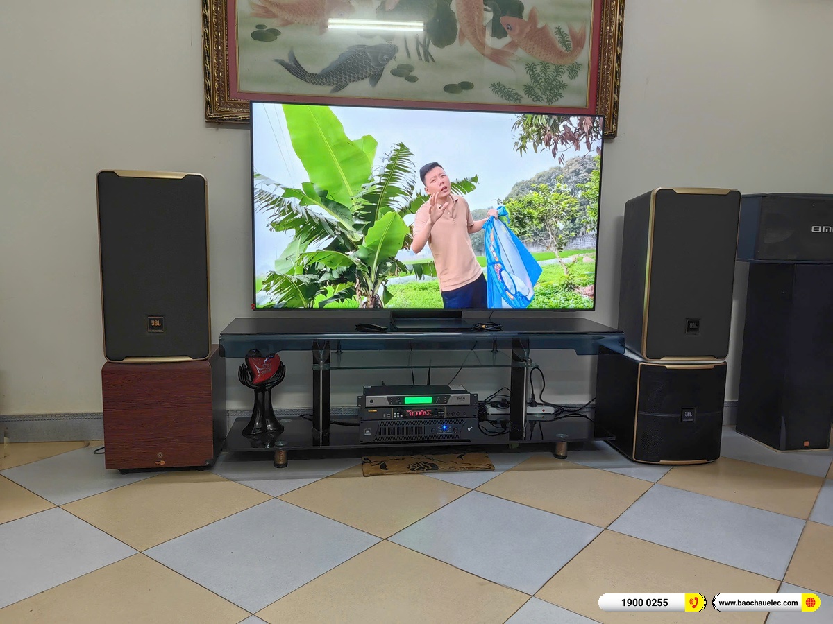 Ảnh to&agrave;n bộ khung h&igrave;nh d&agrave;n karaoke tại nh&agrave; anh T&uacute; với hai loa JBL D Ultra hai b&ecirc;n tivi