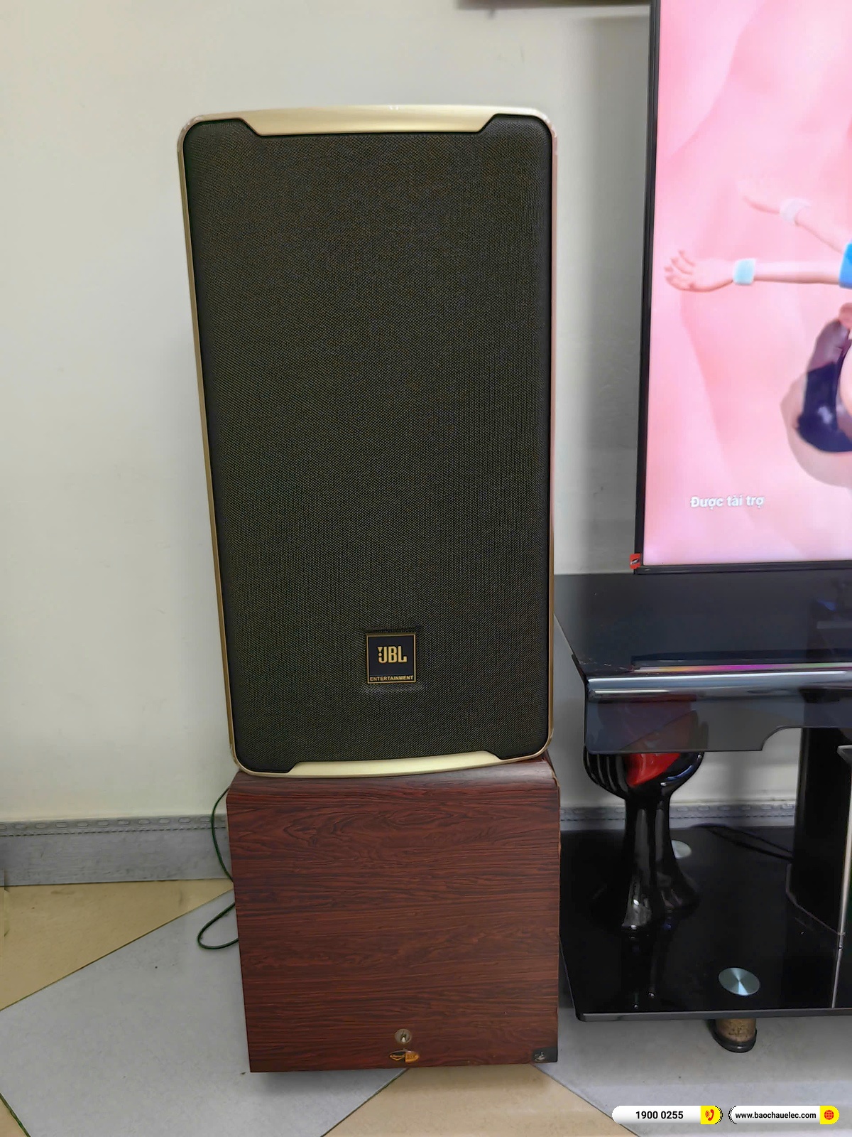 Ảnh nguy&ecirc;n khung loa JBL D Ultra b&ecirc;n tr&aacute;i tivi tại nh&agrave; anh T&uacute;