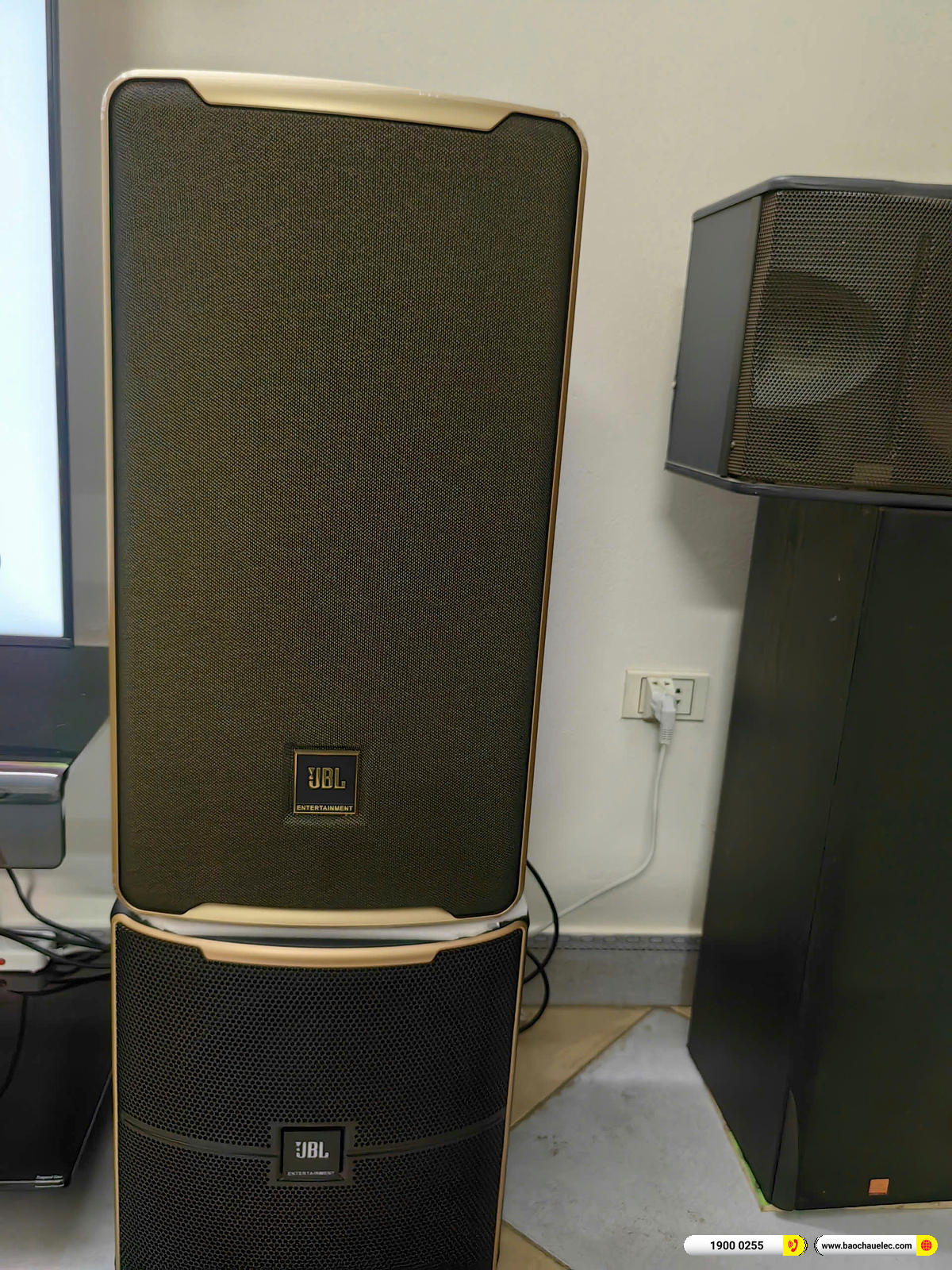 Ảnh nguy&ecirc;n khung loa JBL D Ultra b&ecirc;n phải v&agrave; sub JBL Pasion 12SP tại nh&agrave; anh T&uacute;
