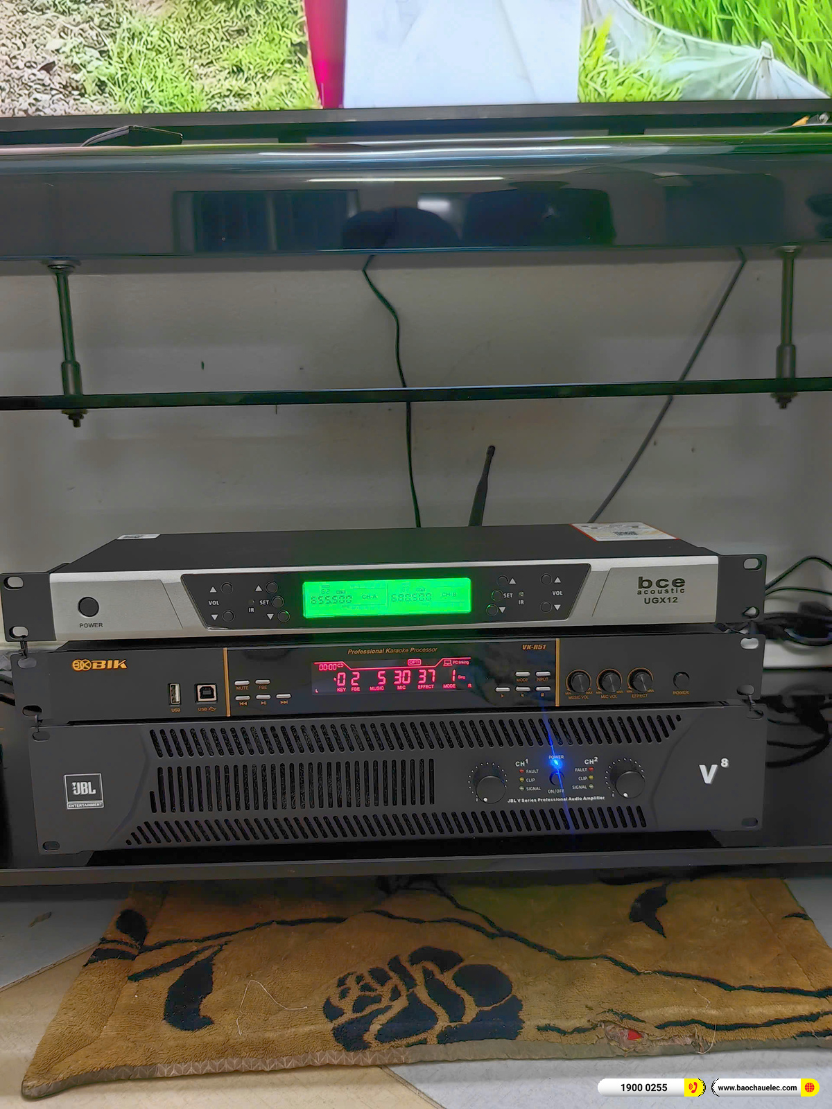 Ảnh nguy&ecirc;n khung cụm đầu thu BCE UGX12, vang BIK VK-R51 v&agrave; cục đẩy JBL V8 trong kệ tivi