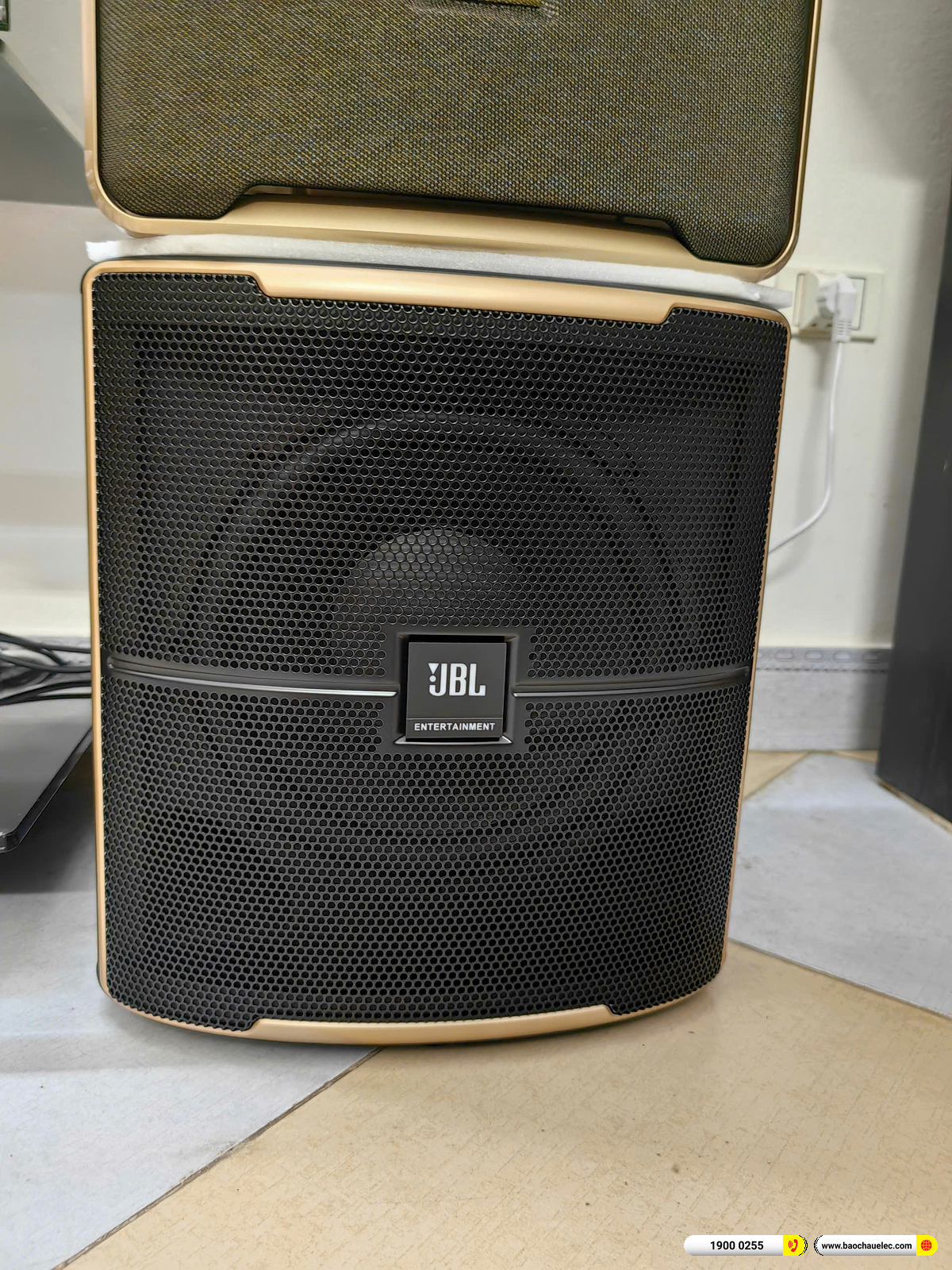Ảnh nguy&ecirc;n khung sub điện JBL Pasion 12SP v&agrave; phần loa D Ultra ph&iacute;a tr&ecirc;n