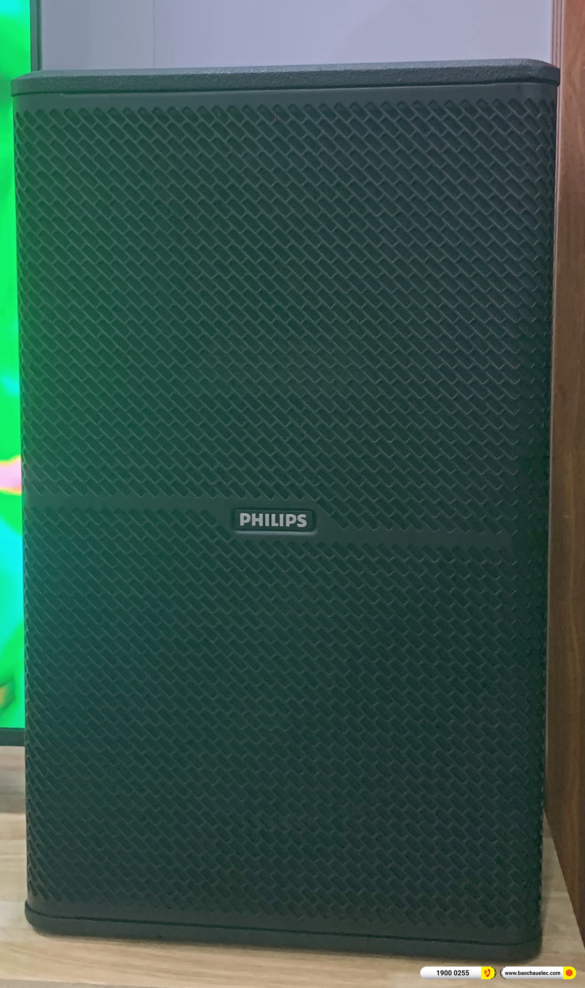 Cận cảnh một trong hai loa karaoke Philips CSS2807/70 của bộ d&agrave;n nh&agrave; chị Ph&uacute;c