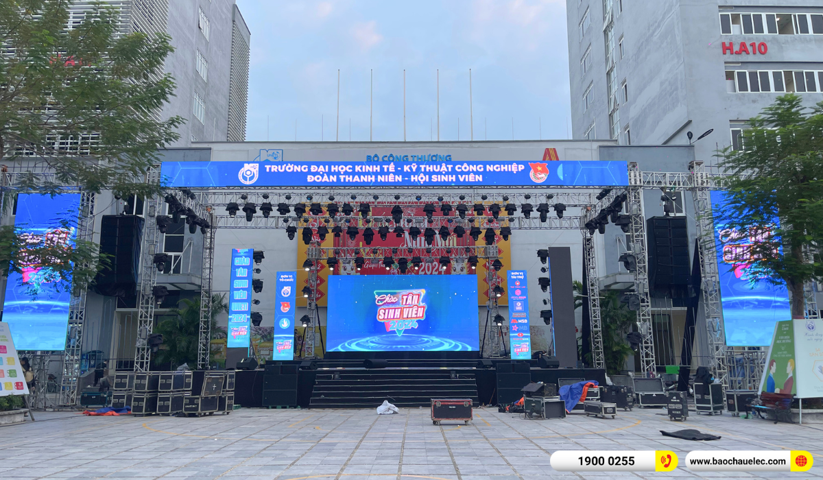 Lắp đặt d&agrave;n Line Array Audiocenter Avanda 212A tại sự kiện Ch&agrave;o T&acirc;n Sinh Vi&ecirc;n UNETI