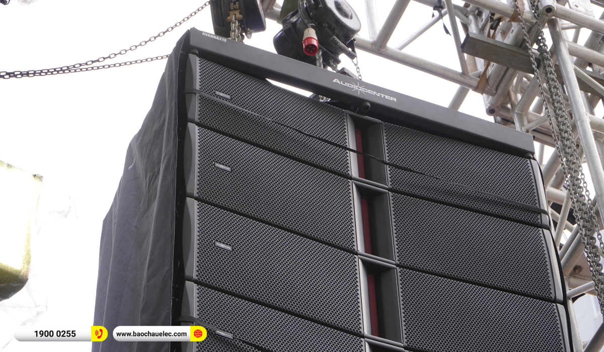 Lắp đặt d&agrave;n Line Array Audiocenter Avanda 212A tại sự kiện Ch&agrave;o T&acirc;n Sinh Vi&ecirc;n UNETI