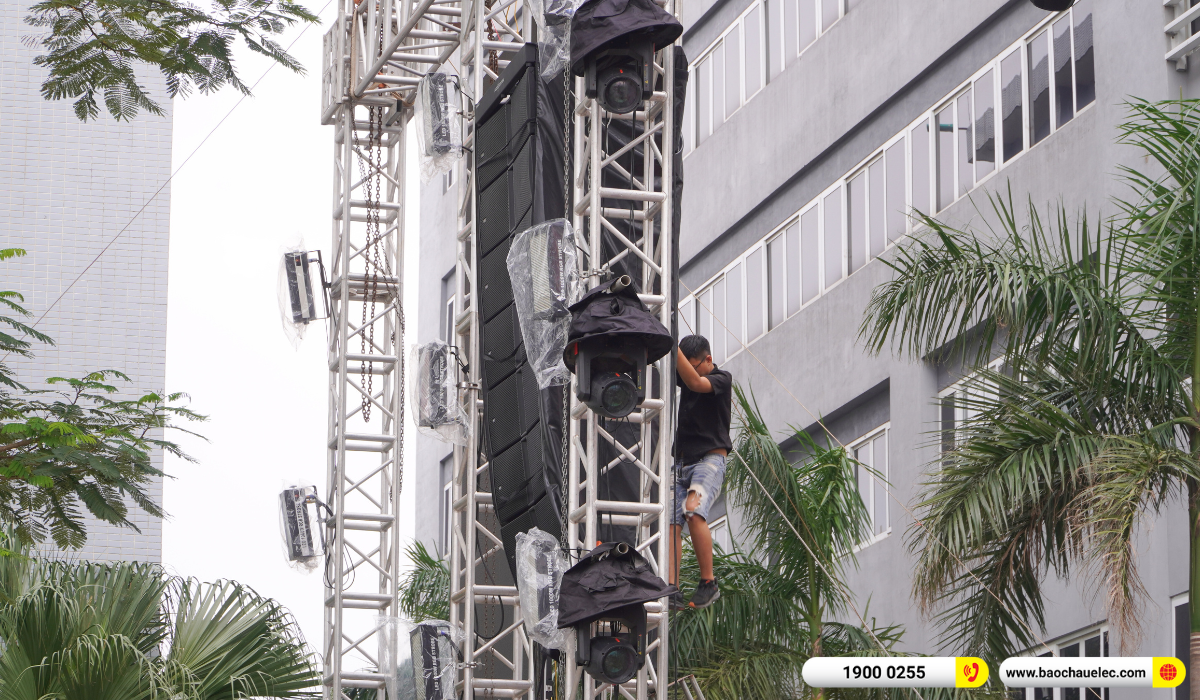 Lắp đặt d&agrave;n Line Array Audiocenter Avanda 212A tại sự kiện Ch&agrave;o T&acirc;n Sinh Vi&ecirc;n UNETI