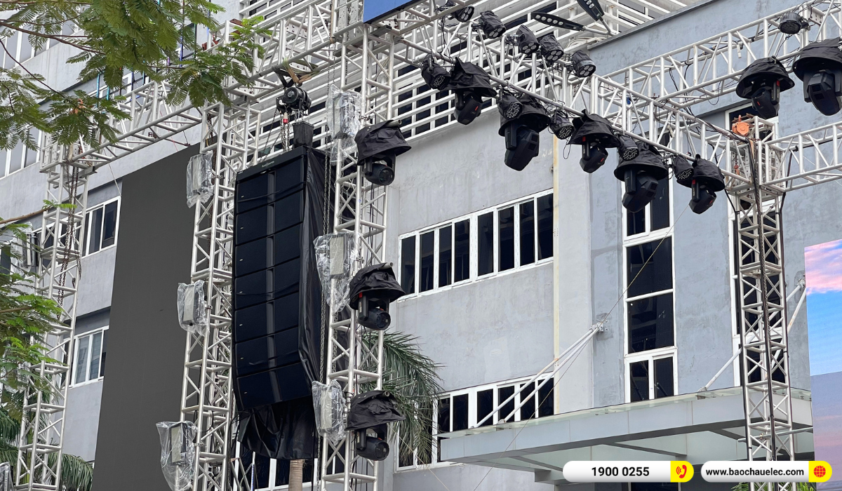 Lắp đặt d&agrave;n Line Array Audiocenter Avanda 212A tại sự kiện Ch&agrave;o T&acirc;n Sinh Vi&ecirc;n UNETI