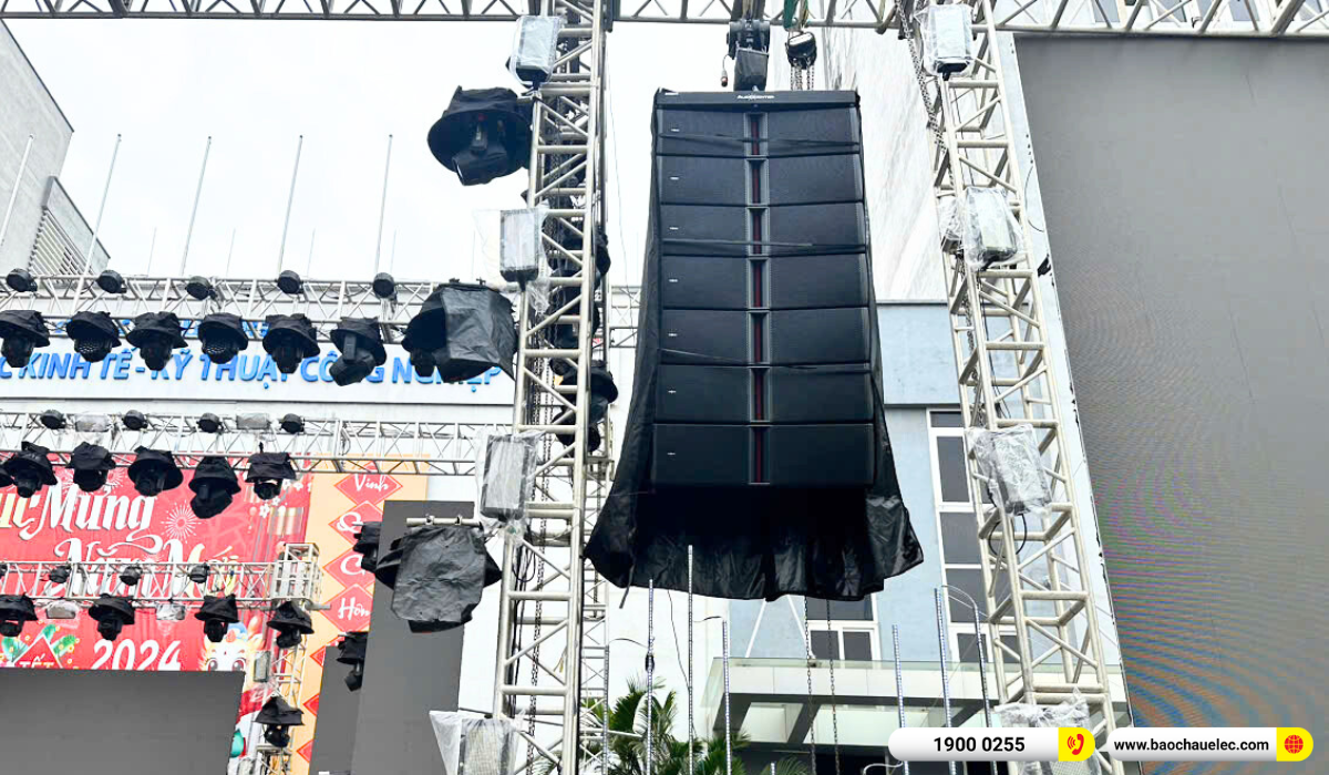 Lắp đặt d&agrave;n Line Array Audiocenter Avanda 212A tại sự kiện Ch&agrave;o T&acirc;n Sinh Vi&ecirc;n UNETI