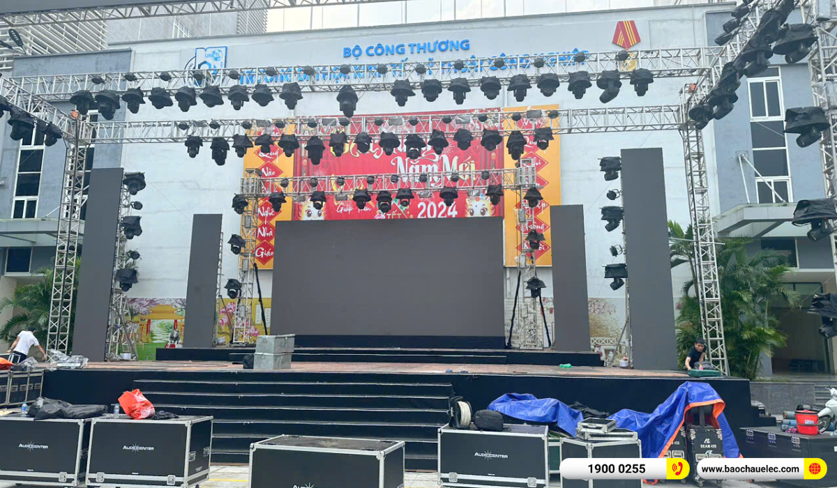 Lắp đặt d&agrave;n Line Array Audiocenter Avanda 212A tại sự kiện Ch&agrave;o T&acirc;n Sinh Vi&ecirc;n UNETI