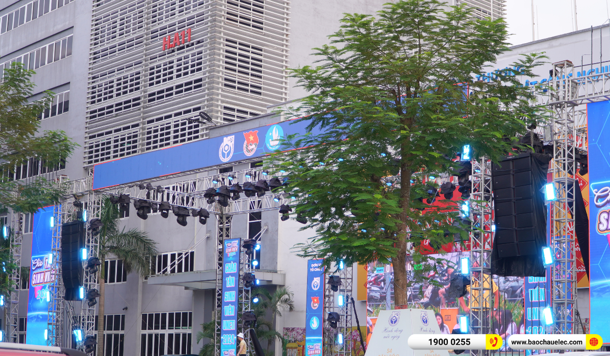 Lắp đặt d&agrave;n Line Array Audiocenter Avanda 212A tại sự kiện Ch&agrave;o T&acirc;n Sinh Vi&ecirc;n UNETI