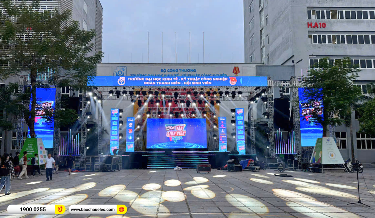 Lắp đặt d&agrave;n Line Array Audiocenter Avanda 212A tại sự kiện Ch&agrave;o T&acirc;n Sinh Vi&ecirc;n UNETI