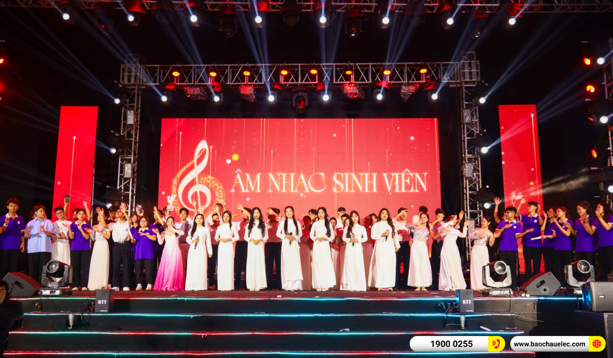 Lắp đặt d&agrave;n Line Array Audiocenter Avanda 212A tại sự kiện Ch&agrave;o T&acirc;n Sinh Vi&ecirc;n UNETI