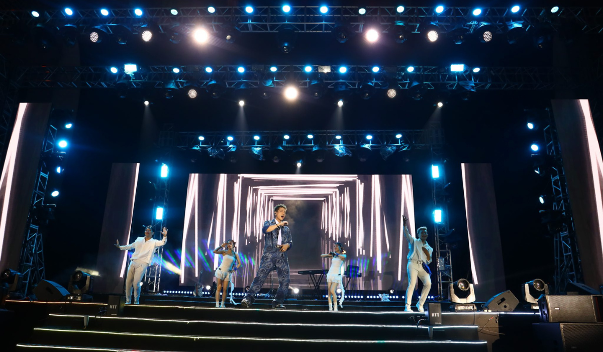 Lắp đặt d&agrave;n Line Array Audiocenter Avanda 212A tại sự kiện Ch&agrave;o T&acirc;n Sinh Vi&ecirc;n UNETI