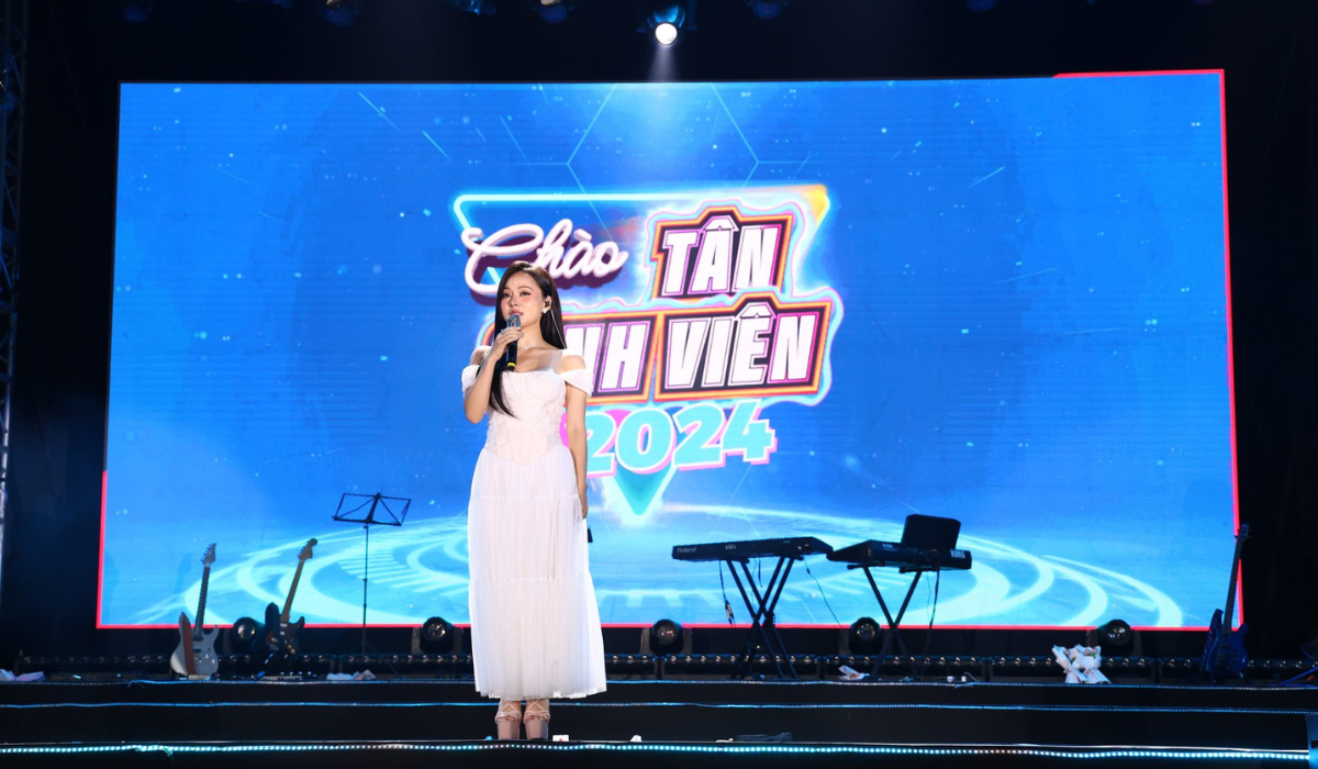 Lắp đặt d&agrave;n Line Array Audiocenter Avanda 212A tại sự kiện Ch&agrave;o T&acirc;n Sinh Vi&ecirc;n UNETI