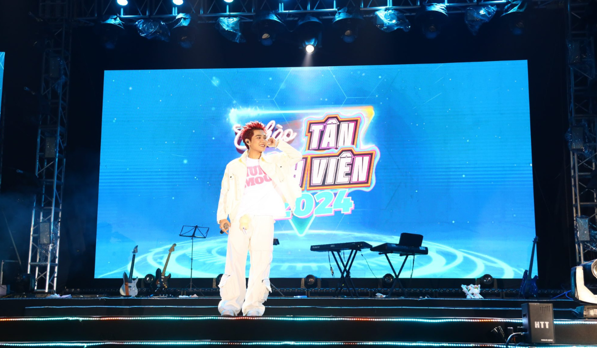 Lắp đặt d&agrave;n Line Array Audiocenter Avanda 212A tại sự kiện Ch&agrave;o T&acirc;n Sinh Vi&ecirc;n UNETI