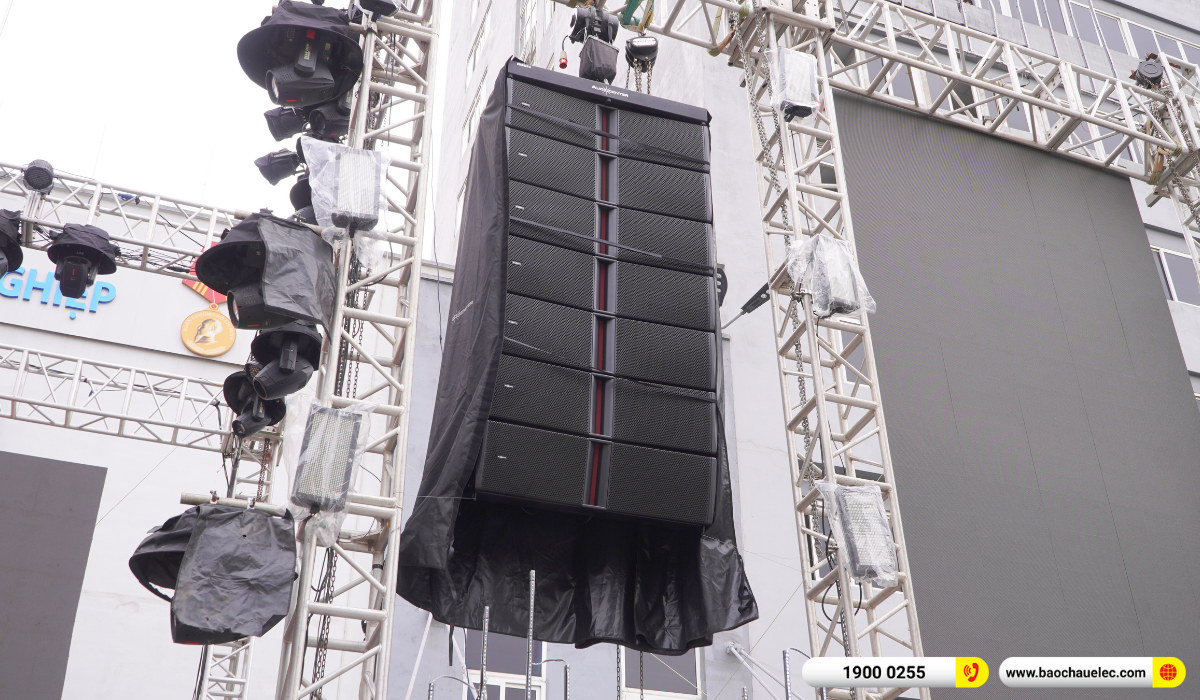 Lắp đặt dàn Line Array Audiocenter Avanda 212A tại sự kiện Chào Tân Sinh Viên UNETI