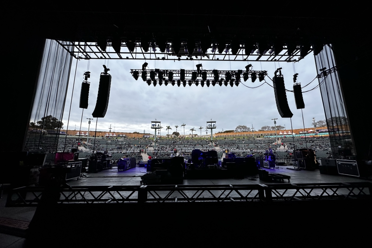 Lắp đặt dàn Line Array dBTechnologies cho nhà hát North Island Credit Union tại Mỹ